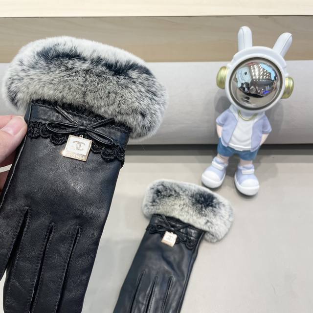 Chanel 2025 Fall/Winter Double C Rabbit Fur Lambskin Gloves for Touchscreen Phon