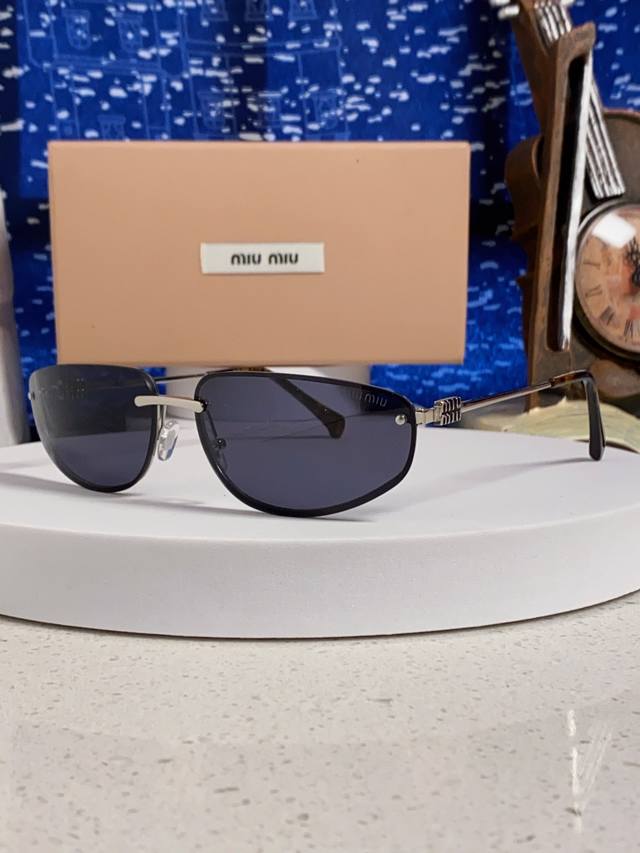 Miumiu 2025 New European and American Luxury Women's Street Style Curved Ultrali