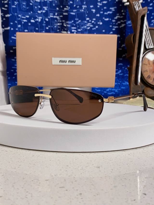 Miumiu 2025 New European and American Luxury Women's Street Style Curved Ultrali