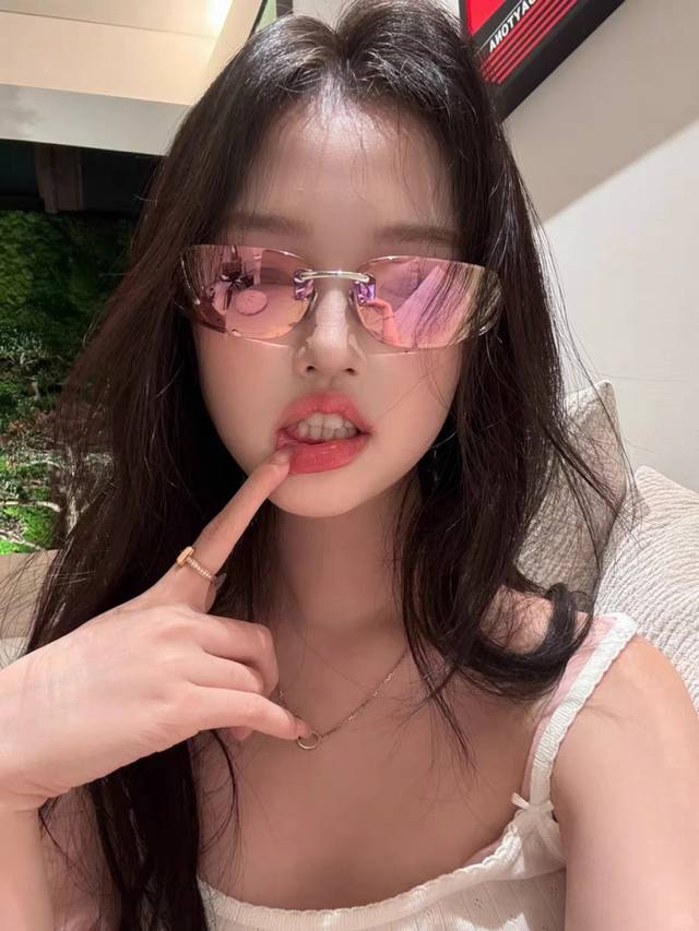 Miumiu 2025 New European and American Luxury Women's Street Style Curved Ultrali