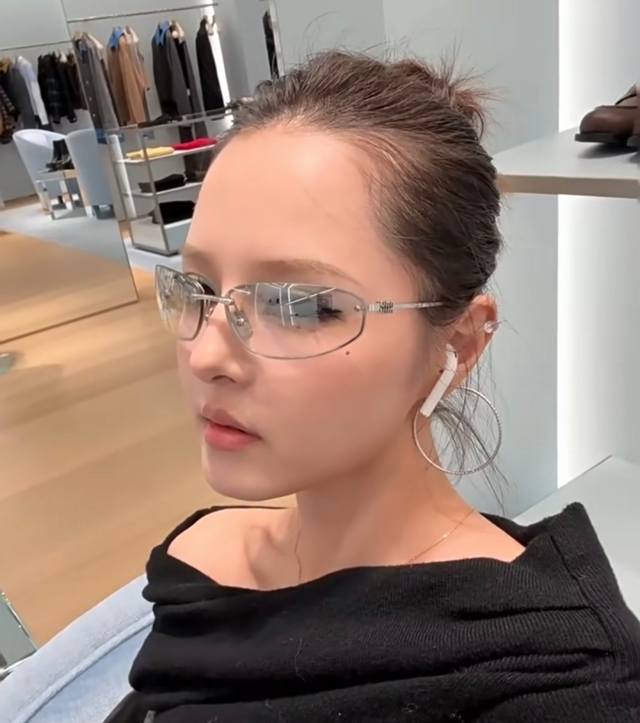 Miumiu 2025 New European and American Luxury Women's Street Style Curved Ultrali