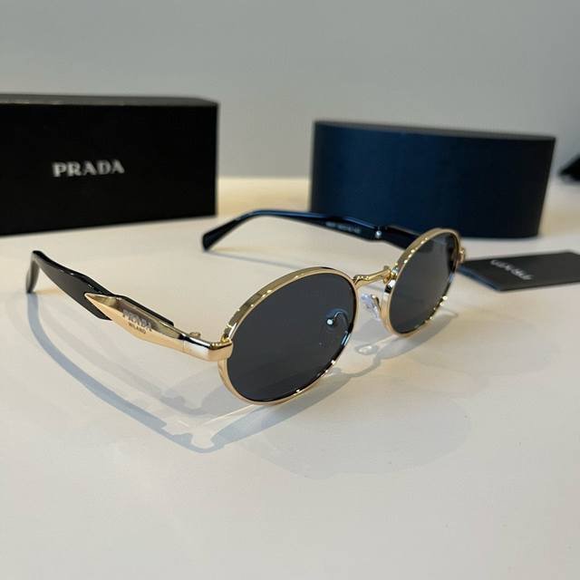 Prada sunglasses, masterfully crafted! High-end, trendy, fashionable, versatile