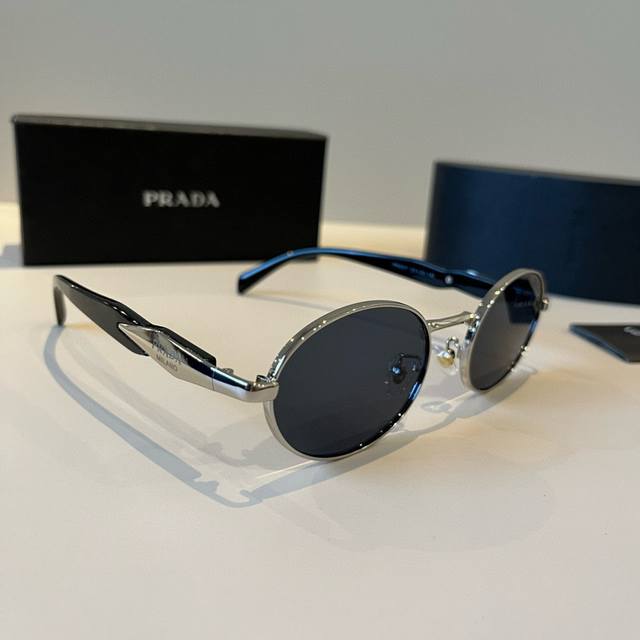 Prada sunglasses, masterfully crafted! High-end, trendy, fashionable, versatile