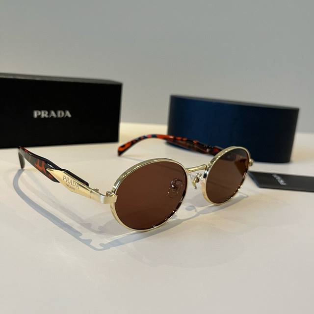 Prada sunglasses, masterfully crafted! High-end, trendy, fashionable, versatile