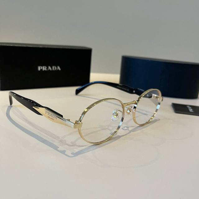 Prada sunglasses, masterfully crafted! High-end, trendy, fashionable, versatile