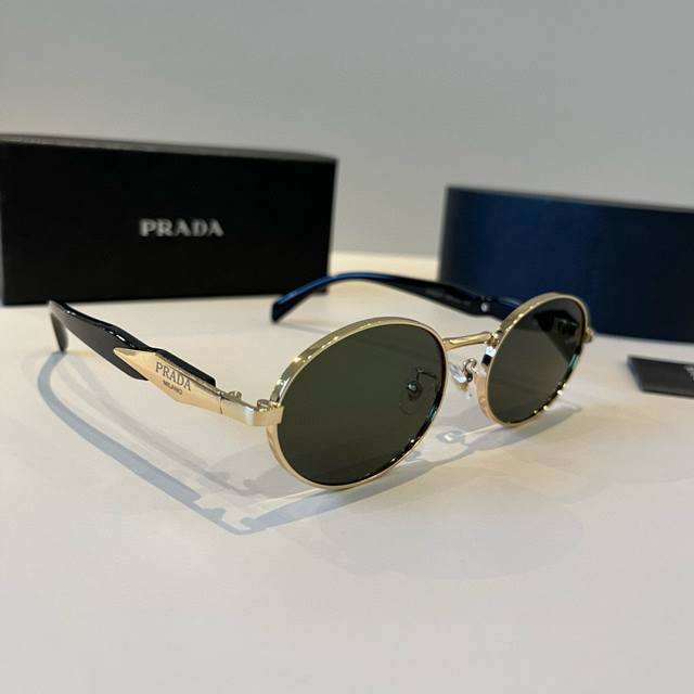 Prada sunglasses, masterfully crafted! High-end, trendy, fashionable, versatile