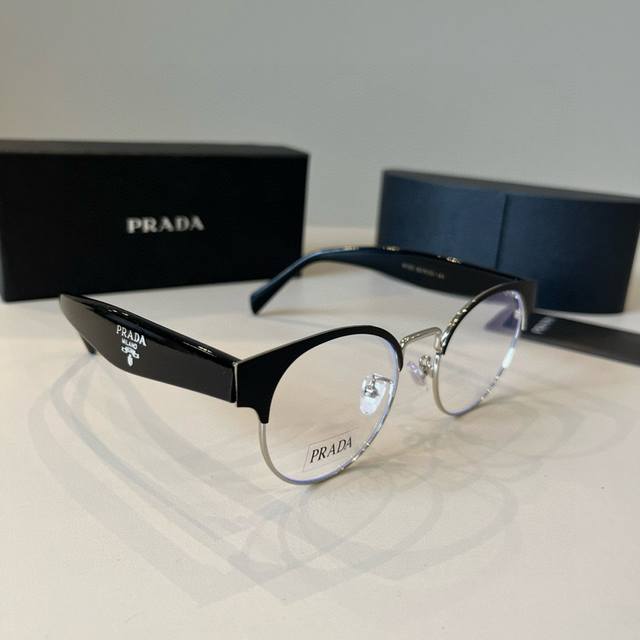 Prada optical glasses, a must-have item for those who prefer a natural look (Ddd