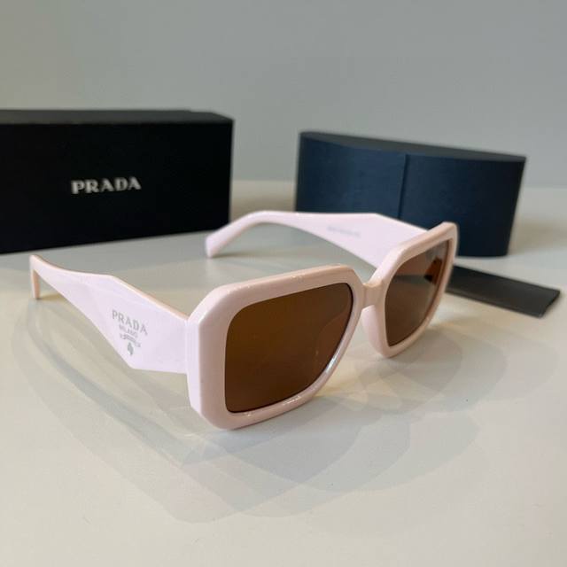 Prada Sunglasses, Prada's best-selling model, Spr17Wf, the hottest style this ye