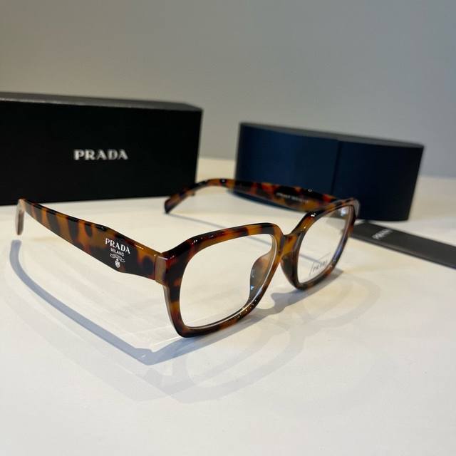 Prada optical glasses, a must-have item for those who prefer a natural look (Ddd