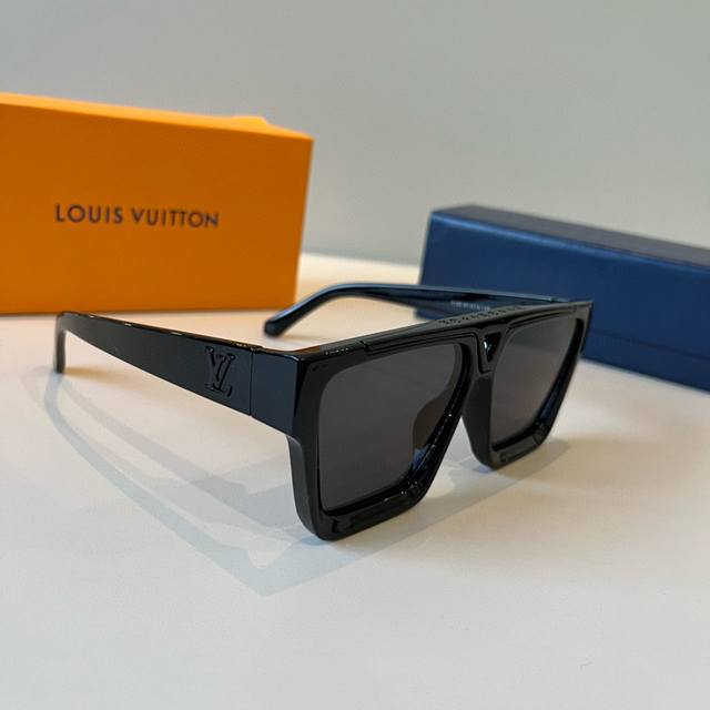 Louis Vuitton Sunglasses Model: Z 2W Size: 61013- They're so beautiful! They mak