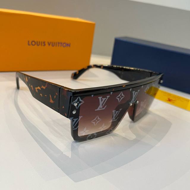 Lv Those sunglasses that make you exude a powerful aura when you wear them Louis