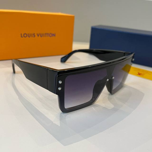 Lv Those sunglasses that make you exude a powerful aura when you wear them Louis