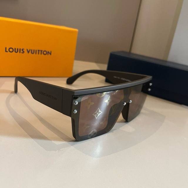 Lv Those sunglasses that make you exude a powerful aura when you wear them Louis