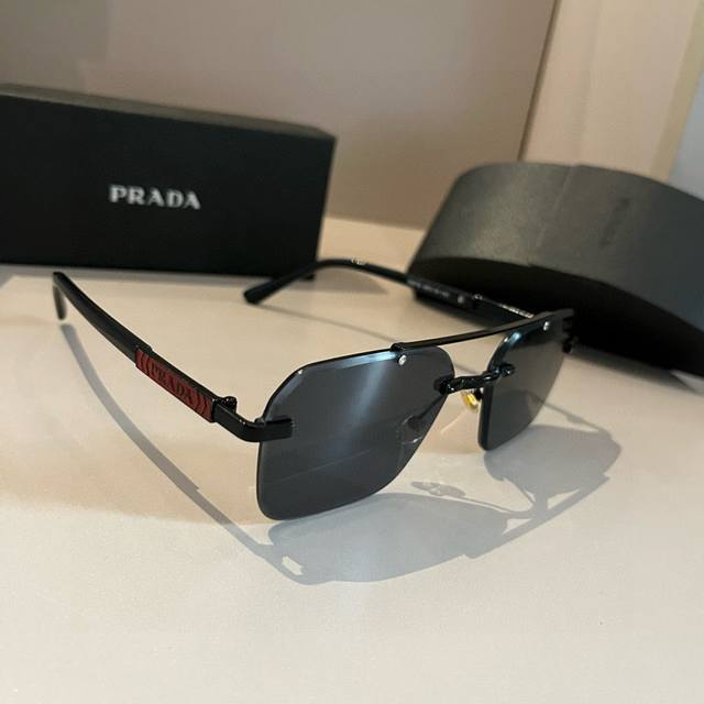 Prada, a world-class master craftsman. High-end, trendy, versatile polarized sun
