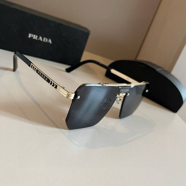 Prada, a world-class master craftsman. High-end, trendy, versatile polarized sun