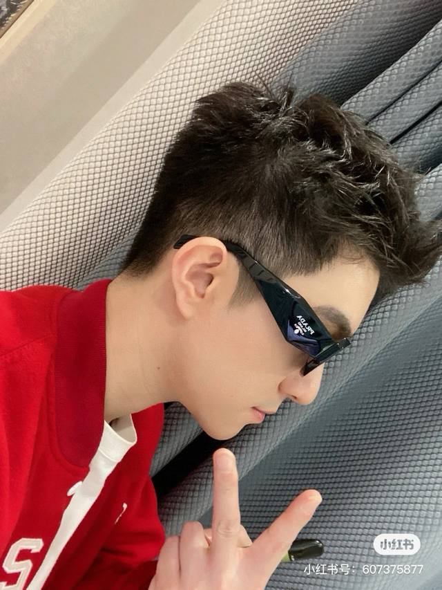 Prada Sunglasses, Prada's best-selling model, Spr17Wf, the hottest style this ye