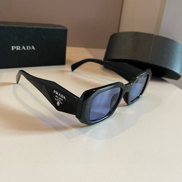 Prada Sunglasses, Prada's best-selling model, Spr17Wf, the hottest style this ye