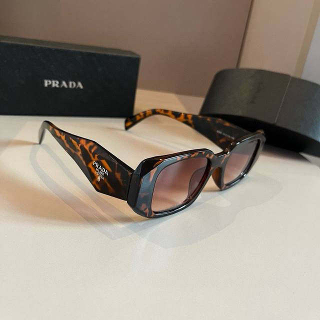 Prada Sunglasses, Prada's best-selling model, Spr17Wf, the hottest style this ye