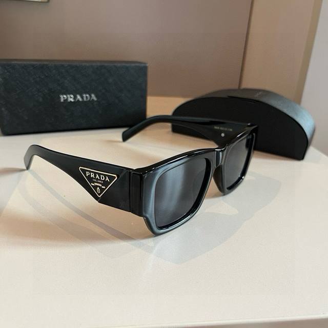 Prada high-end men's and women's sunglasses, sun protection and face-shaping gla
