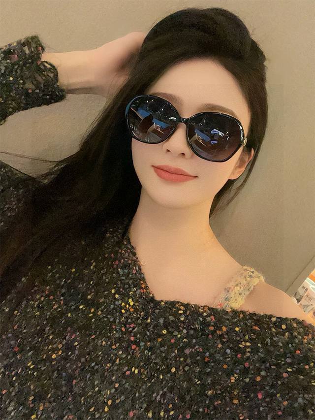 Chanel 2025 New Camellia Trendy Round Frame High-Definition Polarized Sunglasses