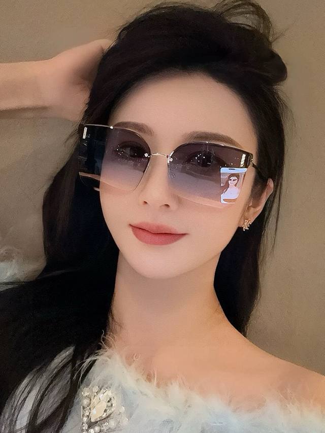 Gucci 2025 Spring New Arrival Frameless Sunglasses. Popular among online influen