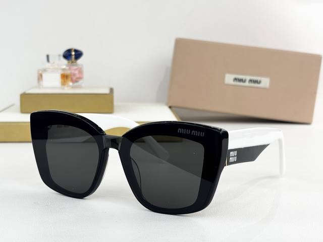 Miu Miu Mod: Smu 08U Size: 52 ports 21 140 Ddd