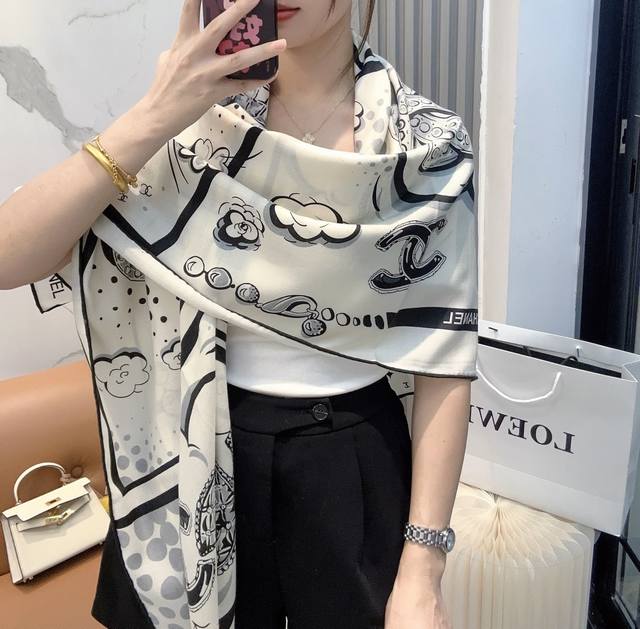 Chanel 140*140 New Silk Velvet Scarf Chanel, gentle and serene, the logo exudes