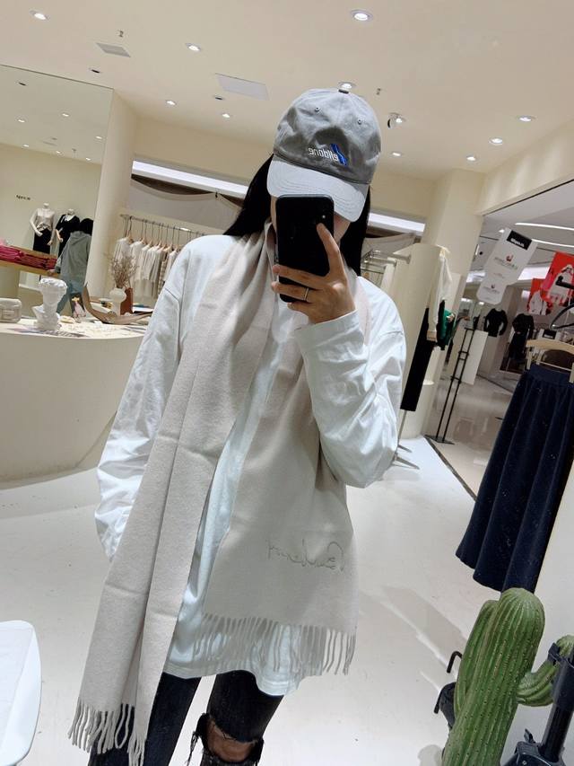 This Burberry original Albast pure cashmere scarf gives it a soft life and noble