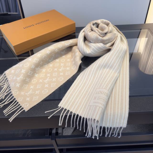 This My Neverfull scarf is a soft, plush blend featuring the classic Monogram pa