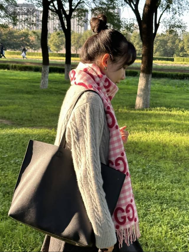 New color arrived! Gucci's new double G jacquard cashmere long scarf, full of gi