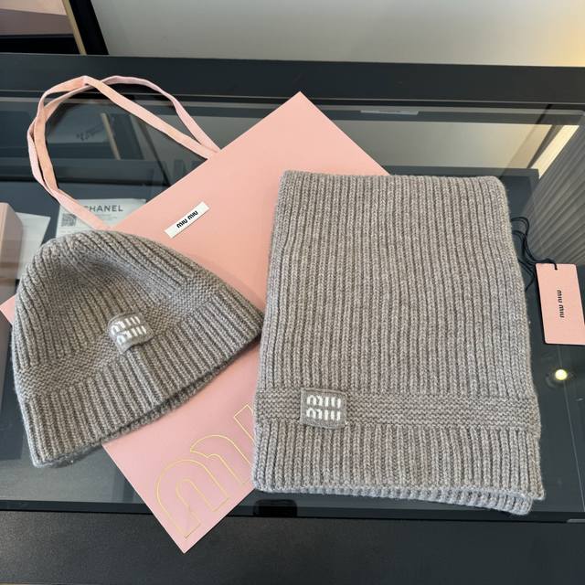This Miu Miu unisex cashmere scarf and hat set is both warm and high-quality, ke