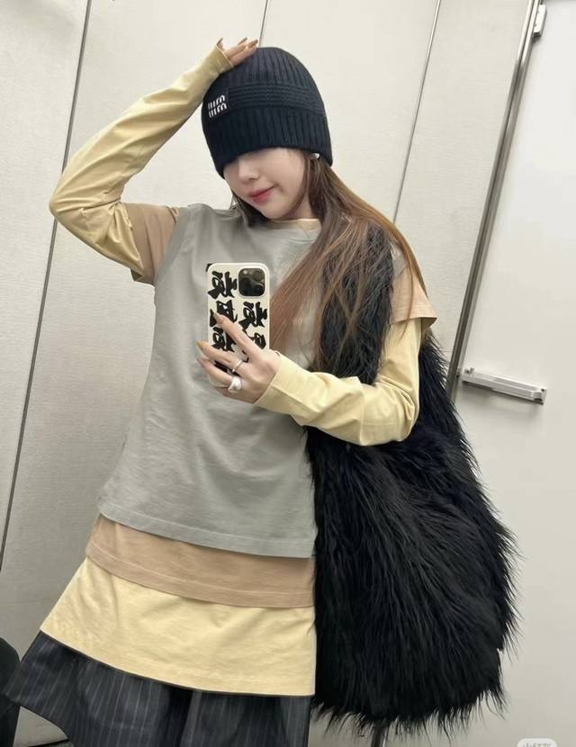 This Miu Miu unisex cashmere scarf and hat set is both warm and high-quality, ke