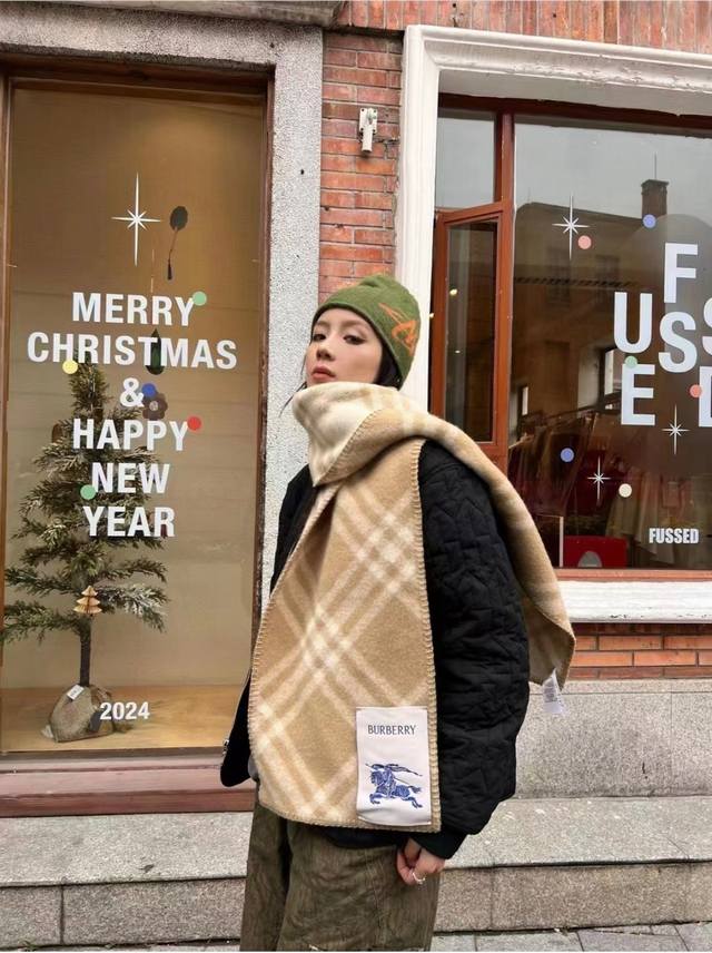 New Arrival! 2025 Newest Burberry Cashmere and Wool Blend Scarf. The craftsmansh