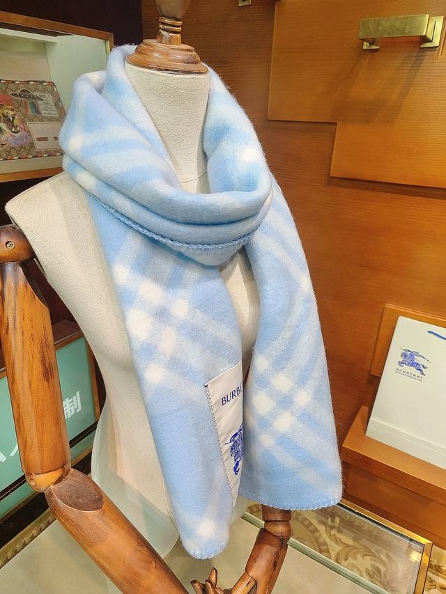 New Arrival! 2025 Newest Burberry Cashmere and Wool Blend Scarf. The craftsmansh