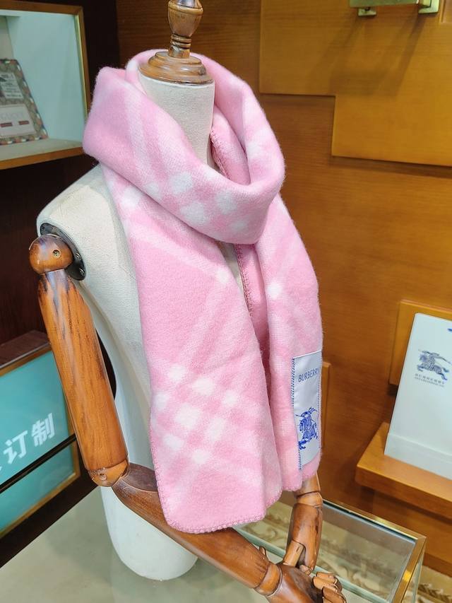 New Arrival! 2025 Newest Burberry Cashmere and Wool Blend Scarf. The craftsmansh