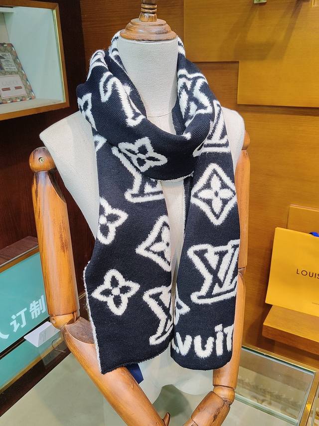 New Arrival! This LV scarf is a hot item on Xiaohongshu this year! Sizes match!