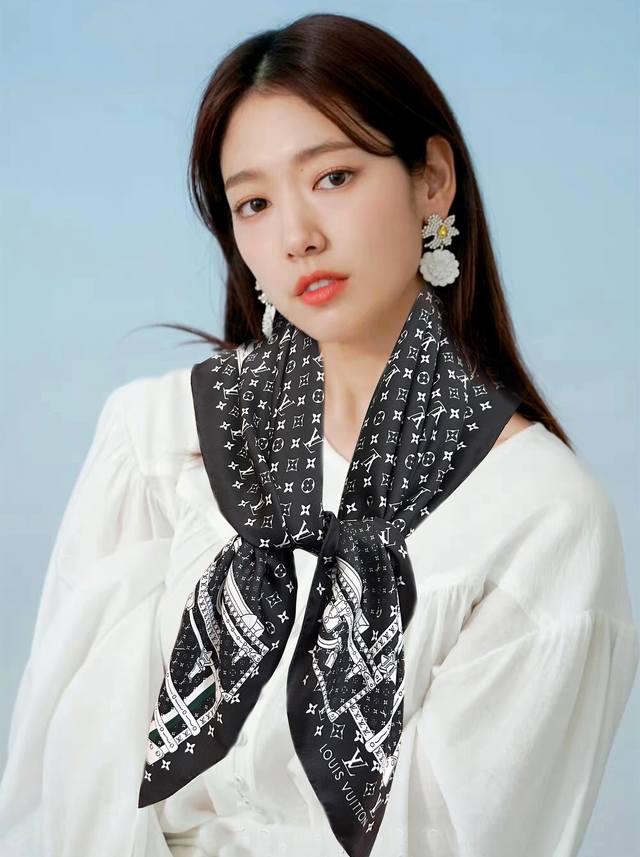 New Arrival 2025! Latest Lv Classic Style Silk Scarf. Everyone who bought it rav