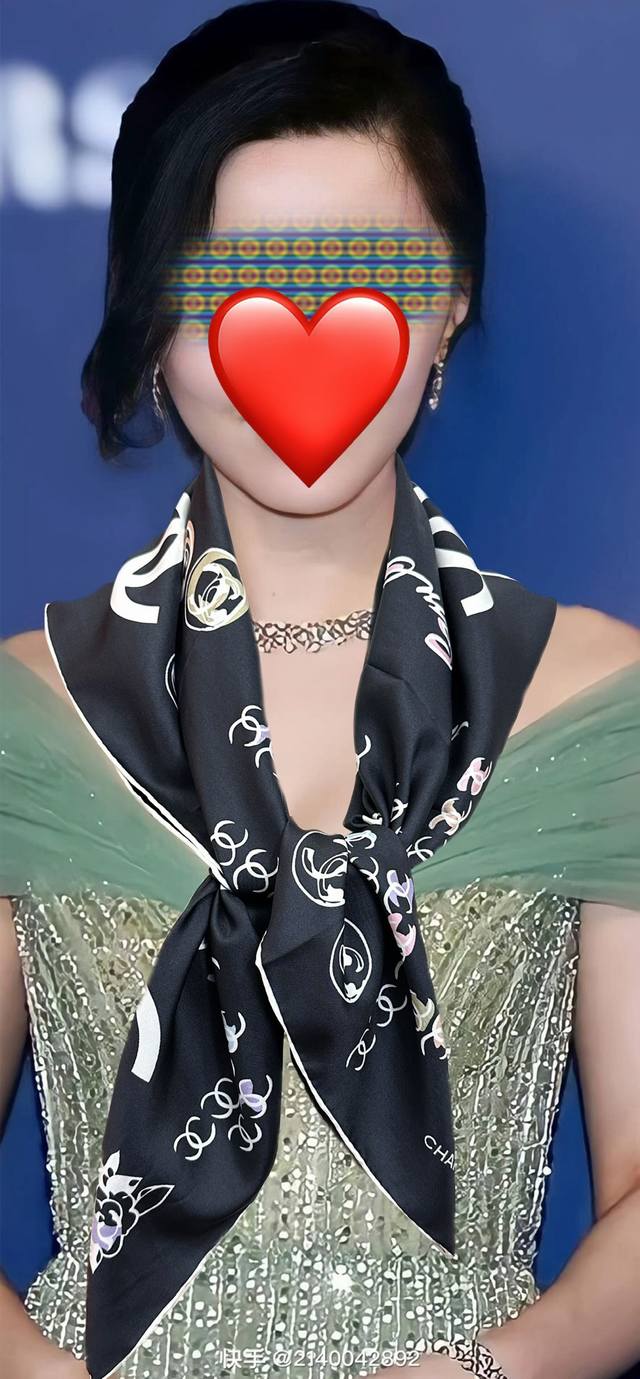 Reversible Chanel 18 Momme High Version. Chanel is always a classic. This scarf