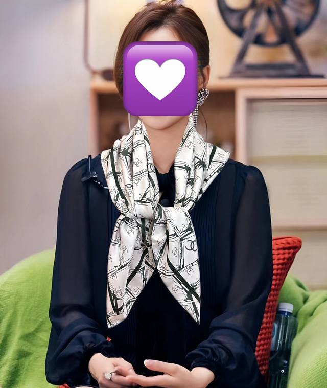 New Chanel official website synchronized exquisite hand-rolled edges, featuring