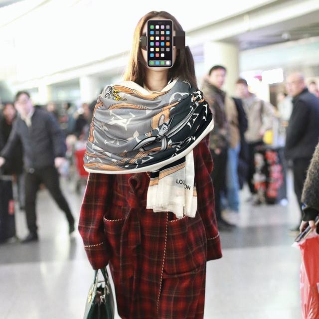 New LV 2025 design, absolutely stunning! The ring-patterned cashmere scarf is tr