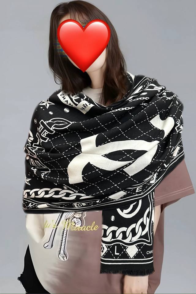 New Chanel 2025 double-sided same color double C graffiti black and white top de