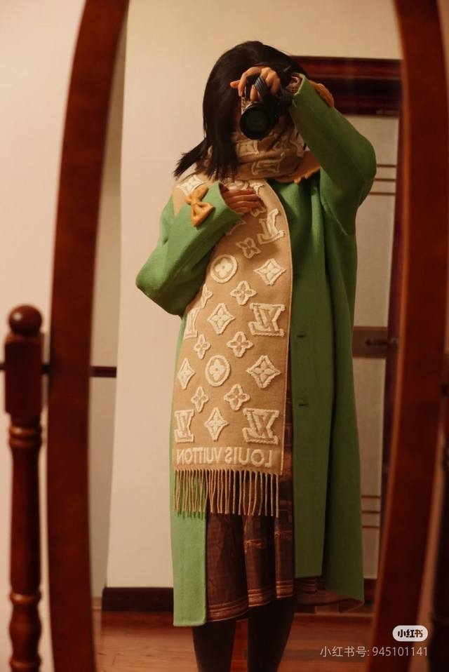 Camel and Black Available. The Lv3D scarf features a soft plush blend woven wit