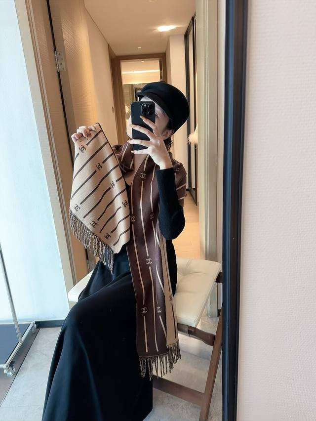 Chanel 25B A rare Chanel knitted piece, with a gentle color scheme. I'm absolute