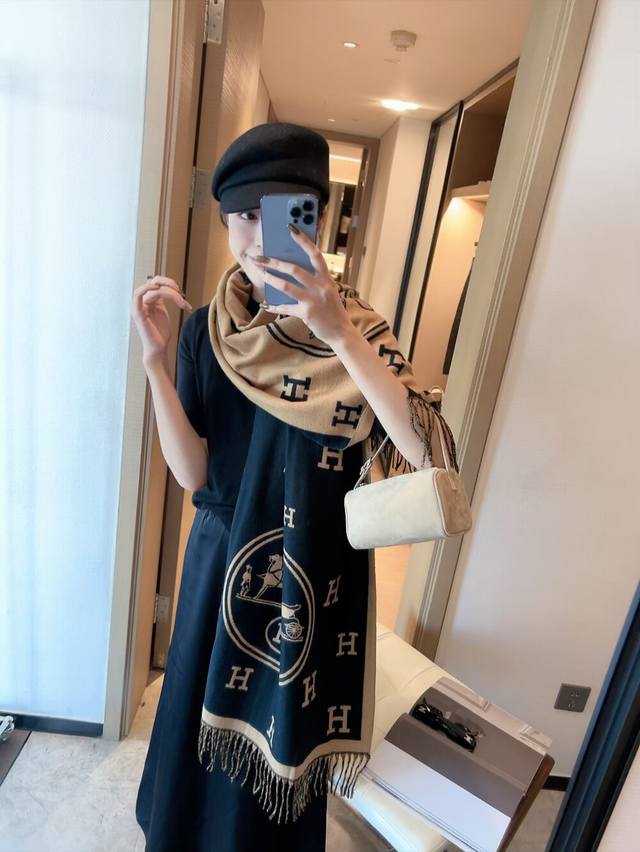 This H double-sided cashmere scarf is loved by the entire internet. Casaque por