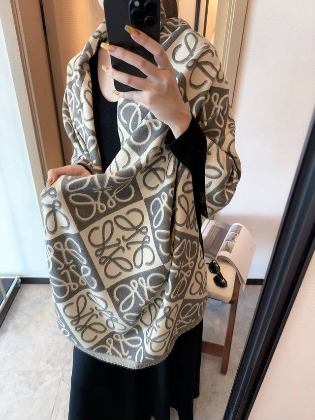 Loewe letter scarf, new color DDD. Compare the workmanship, accessories, and ex