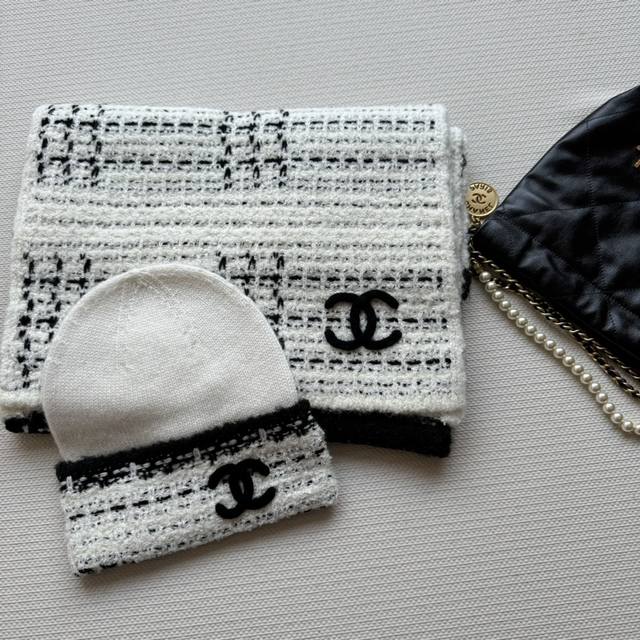 New Arrival! Chanel Color-Blocked Check Scarf Made with a wool blend and 7-needl