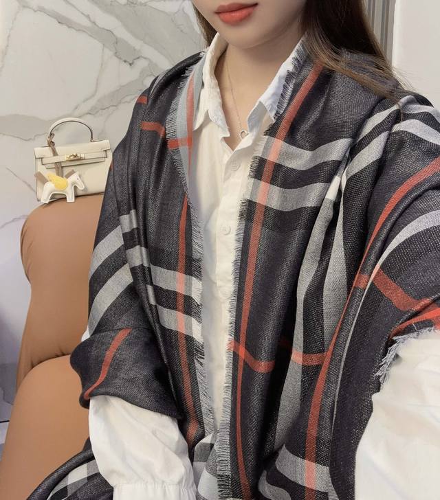 This Burberry best-selling series scarf features decorations inspired by the br