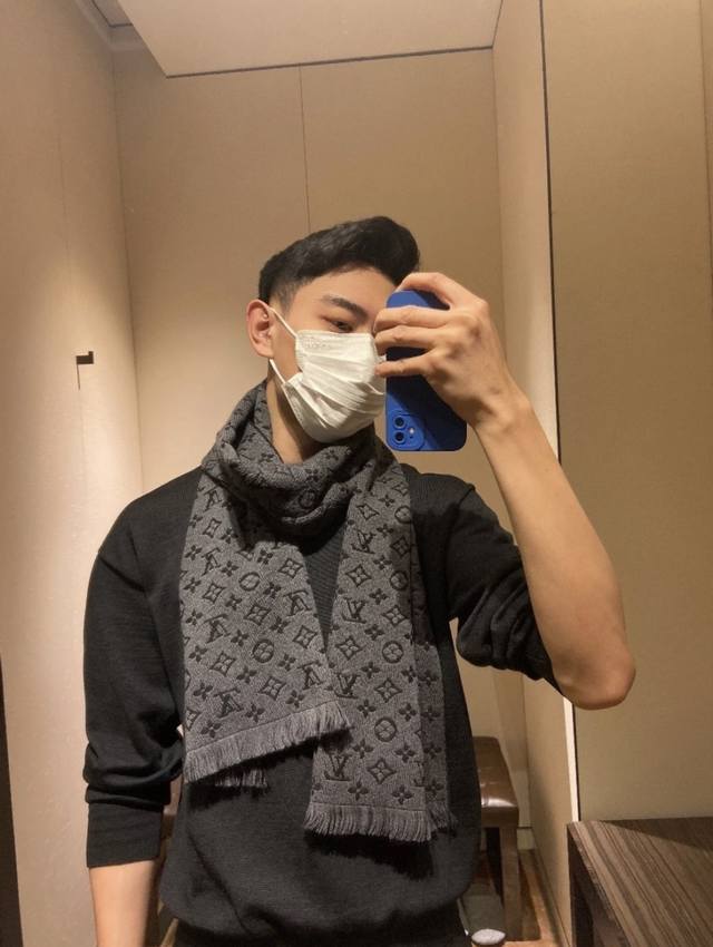 Lv Monogram Classic proudly presents its iconic Mono woven scarf. The exceptiona