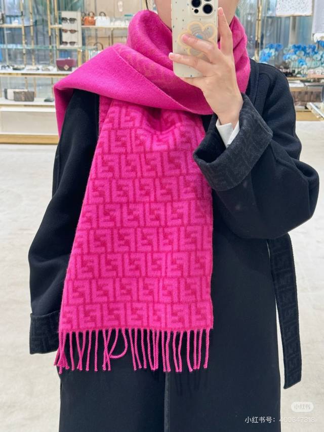 New and exquisite Fendi scarf, the hottest item this year, the monogram Ff logo