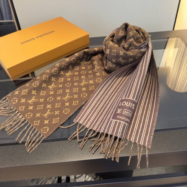 This My Neverfull scarf is a soft, plush blend featuring the classic Monogram p